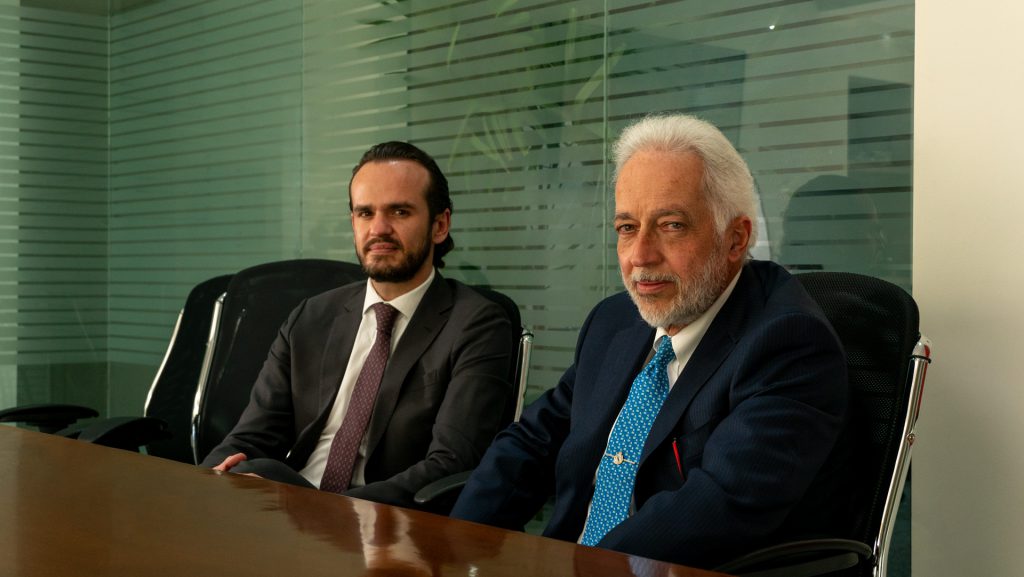 Luis Díez De Bonilla y Alfredo Kuri sentados en la oficina